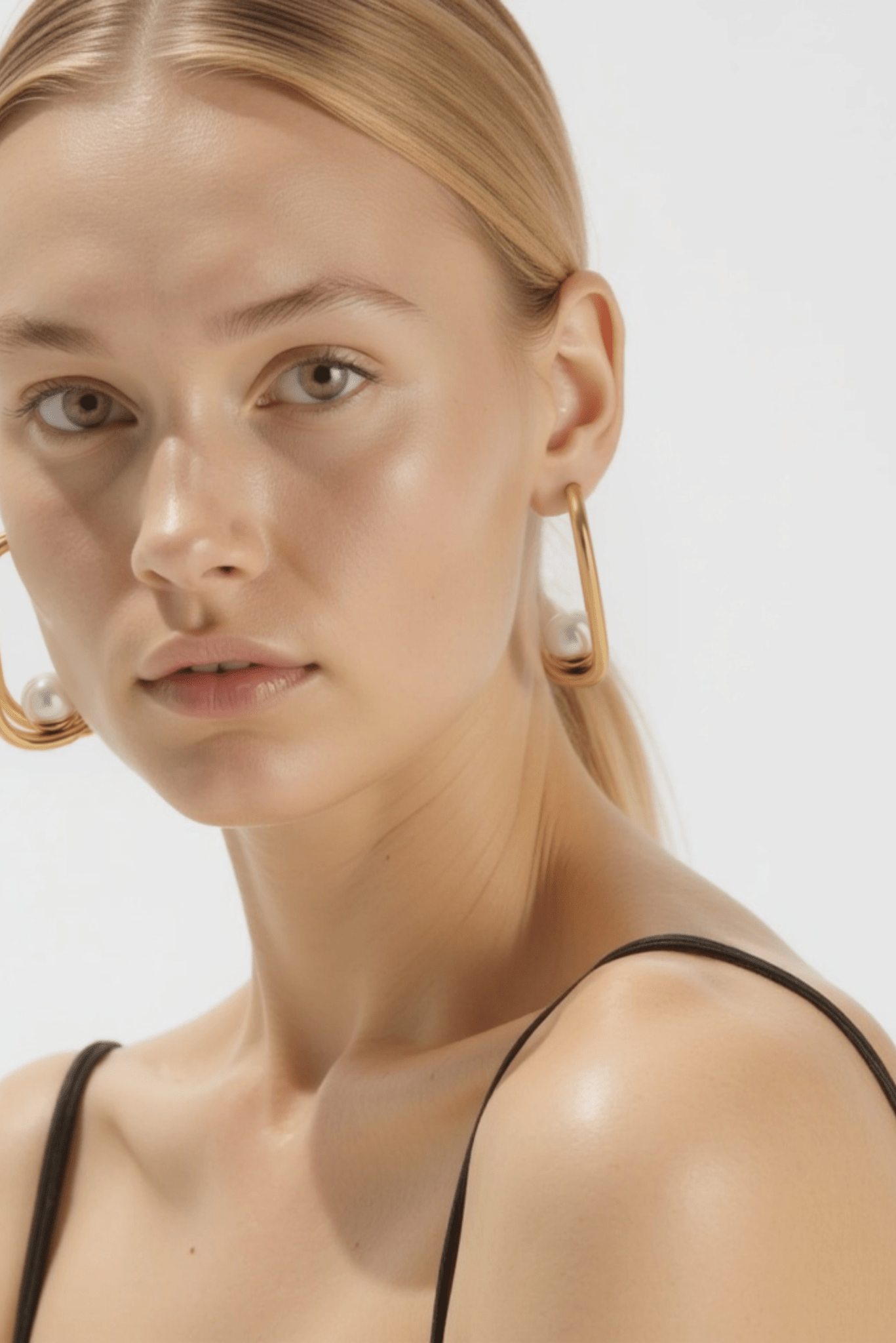 Thalia Waterproof Earring Shiny Faux Pearl at Center Dazzling - Akalia